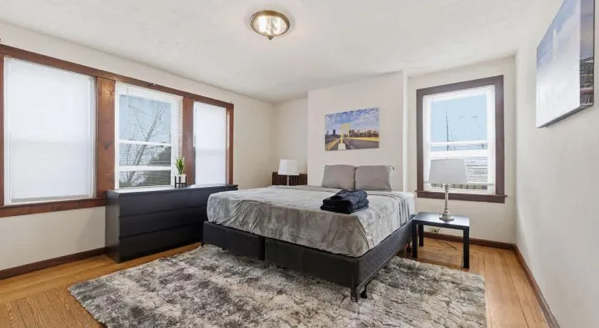 Cozy 1BR King - Near City Airport - Image 1
