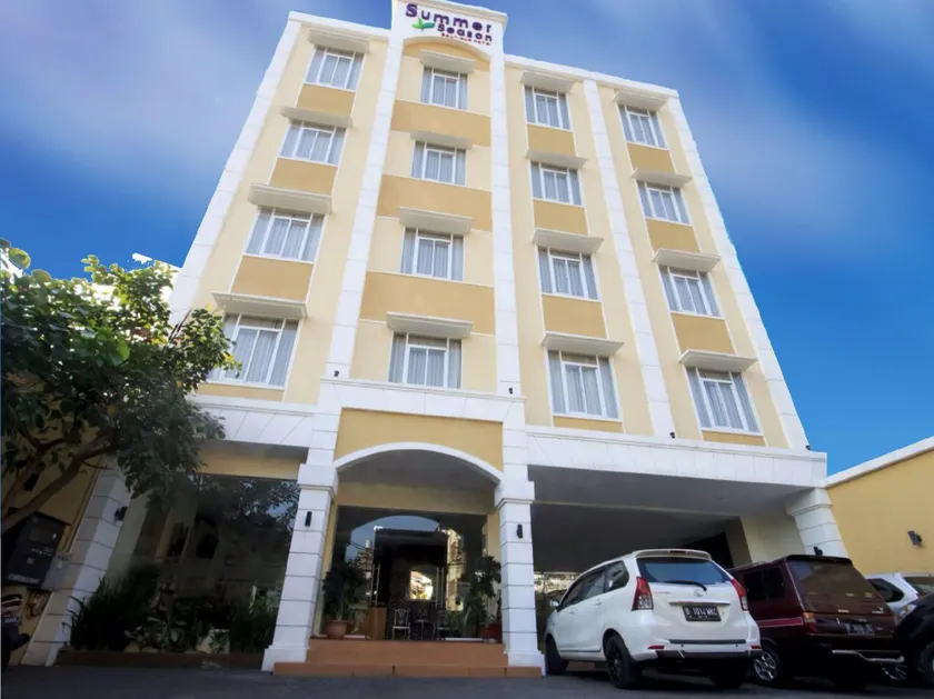 Summer Season Hotel - Image 1