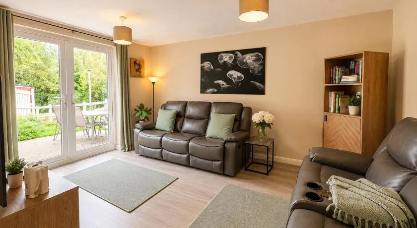Spacious 2 Bedroom House in Bingley with Parking, Washer-Dryer, Big Fridge, Sleeps 5, Easy access to Saltaire, Bradford, Haworth, Ilkley, Leeds - Image 1