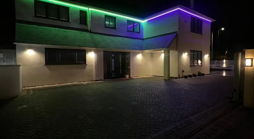 Falcon house 6 bedrooms - Image 1