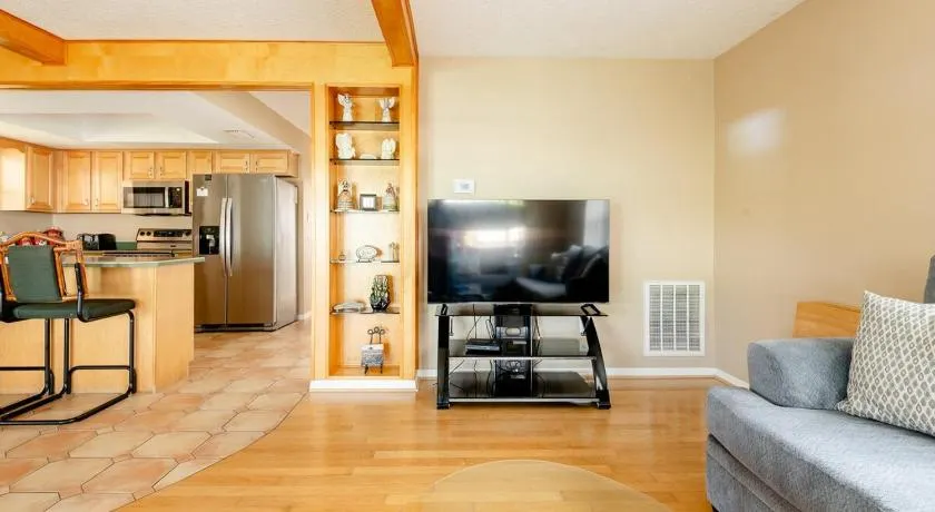 Welcome to Your Serene Waterfront Getaway! - Image 1