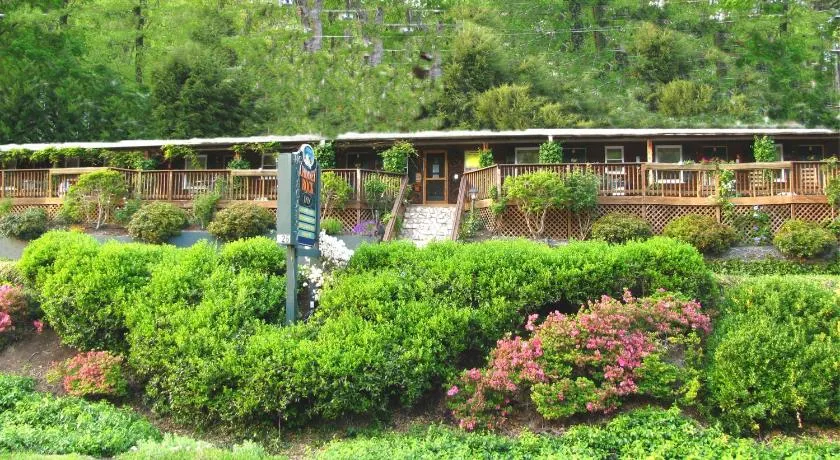 The Chimney Rock Inn & Cottages - Image 1