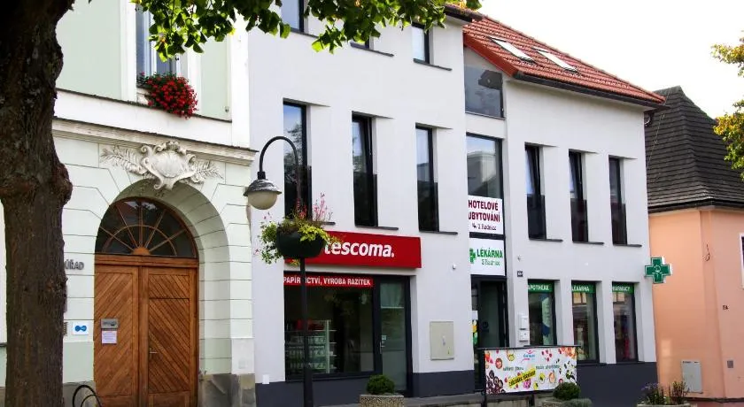 HOTELOVÉ UBYTOVÁNÍ U RADNICE - Image 1