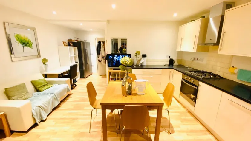 WHITTON, HOUNSLOW HOMESTAY - Image 1