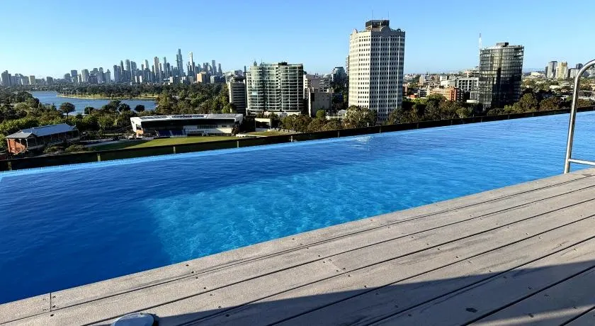 St Kilda Parkside Retreat Rooftop City Views - Image 1