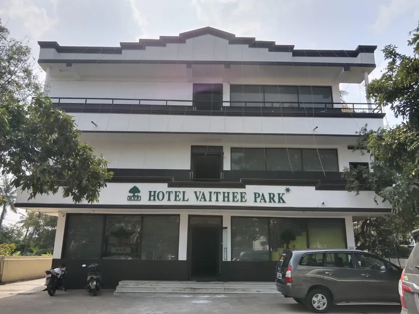 Hotel Vaithee Park - Image 1
