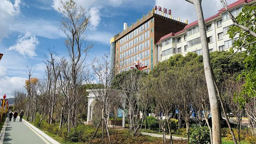 Jade Ripples Hotel - Image 1