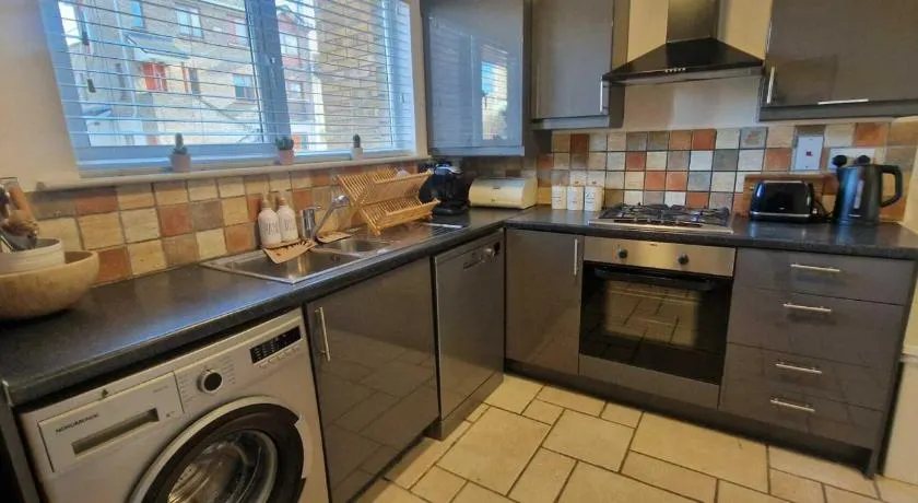 Refurbed Modern & Stylish 3BD - Garden Pets OK - Image 1