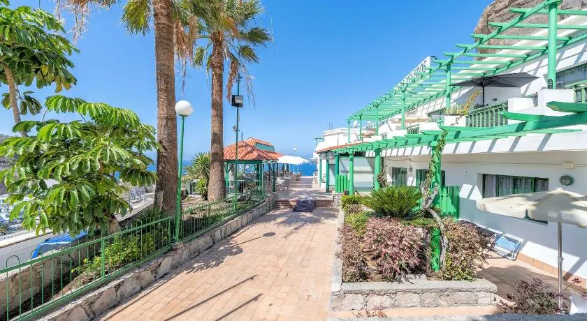 Los Veleros Apartments - Image 1