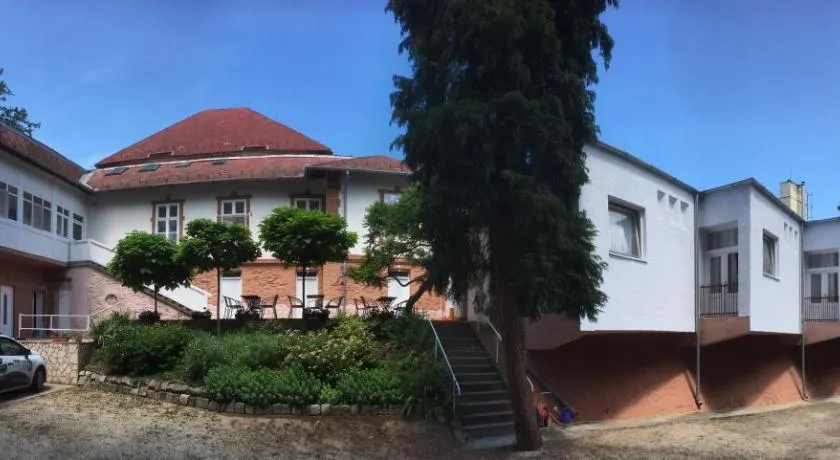 Kiss Villa - Image 1