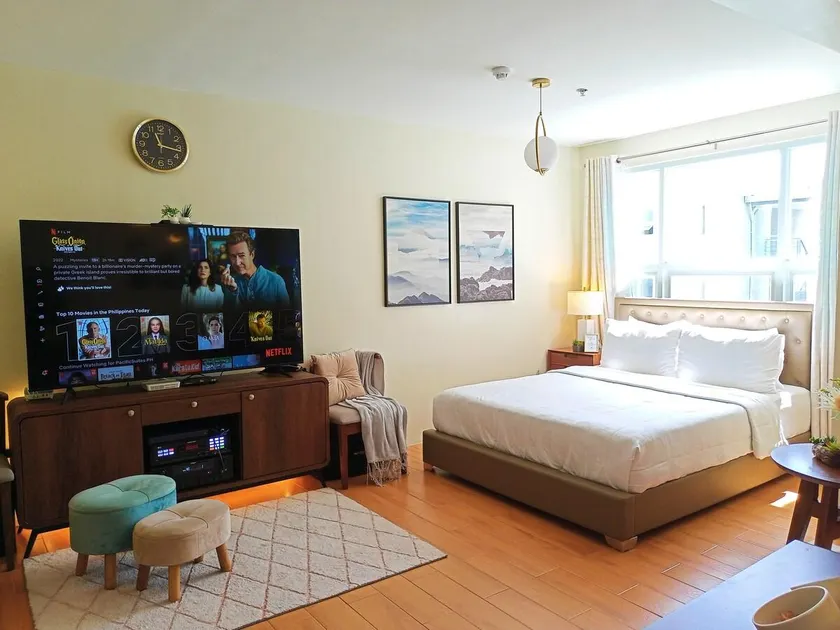 Spacious 36sqm Studio with 65" TV Netflix Karaoke and Pool Access Near Airport and Samal Ferry - Image 1
