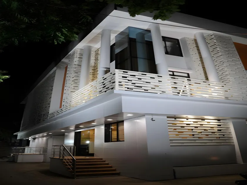 Hotel Regaal Palace - Image 1