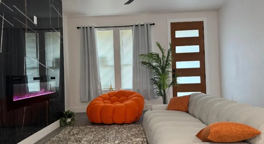 Luxury Downtown 4 Bedroom Home - Image 1