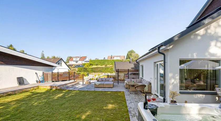 Modern villa with Jacuzzi - Image 1