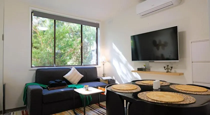 Cozy Hommee In Between CBD & Airport - Free Parking & Self Check-In - Image 1