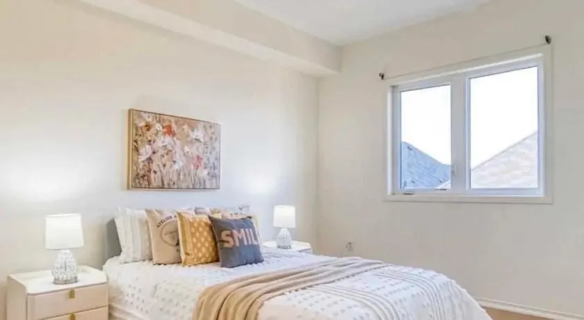 Bright bedroom with private bathroom - Image 1
