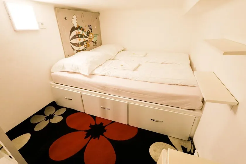 Center apartment 5 private room for 19 people - Image 1