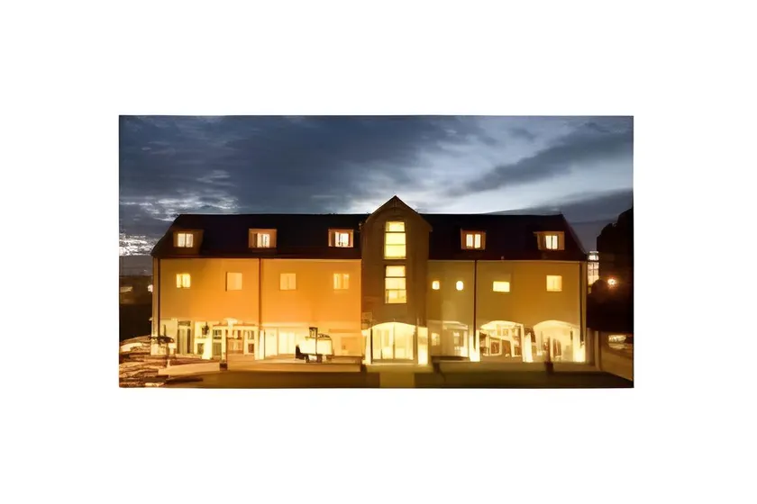 Deebert House Hotel - Image 1