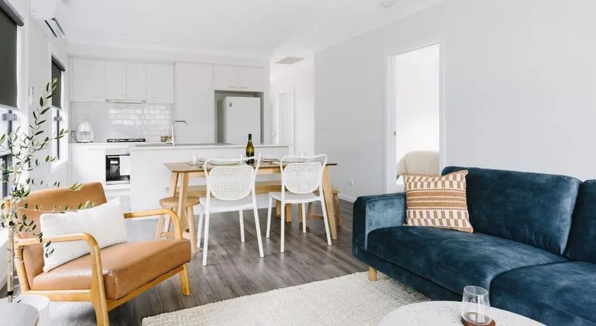 King Bed, 3 Beds, 2 bath, Sleeps 6 - Image 1