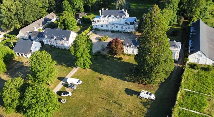 EMPLACEMENT BUCOLIQUE DE CAMPING dans le parc du château - Attention tente, matériels et électricité non fournis - Image 1