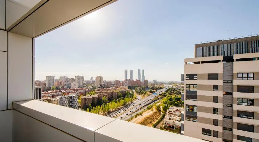 Terraza y Vistas para 6 con Parking en Sanchinarro - Image 1