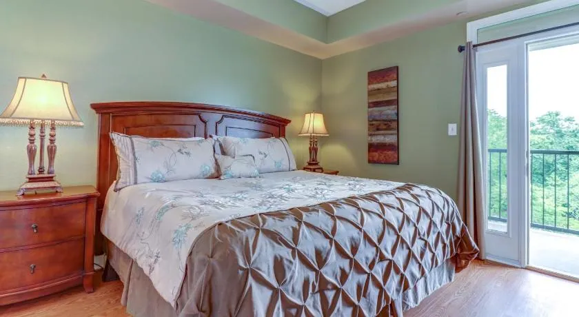 Riverfront Condo Sleeps 4 Jetted Tub Balcony Pool - Image 1