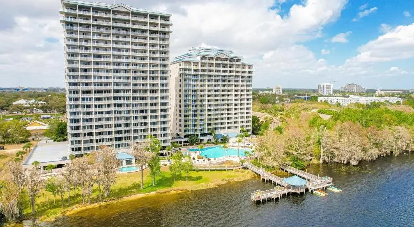 Charming lakefront condo with balcony, lake view, AC, Internet, pool & hot tub - Image 1