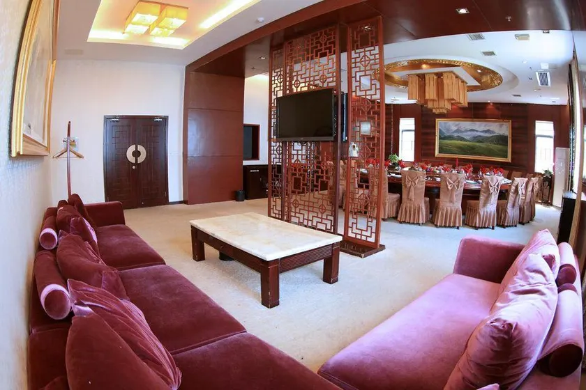 Yichun Jing'an · Changlv Qinlu Jiuling Hot Spring Hotel (Kuangzhong Garden) - Image 1