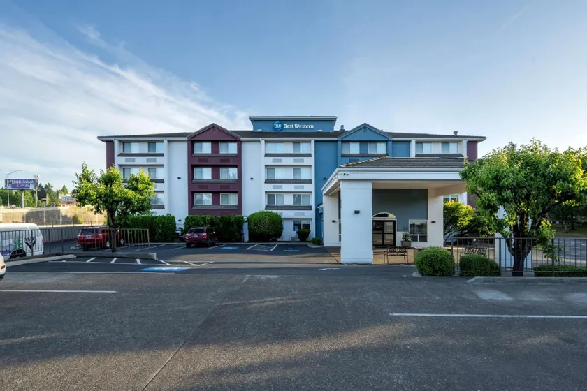 Best Western Lake Oswego Hotel & Suites - Image 1