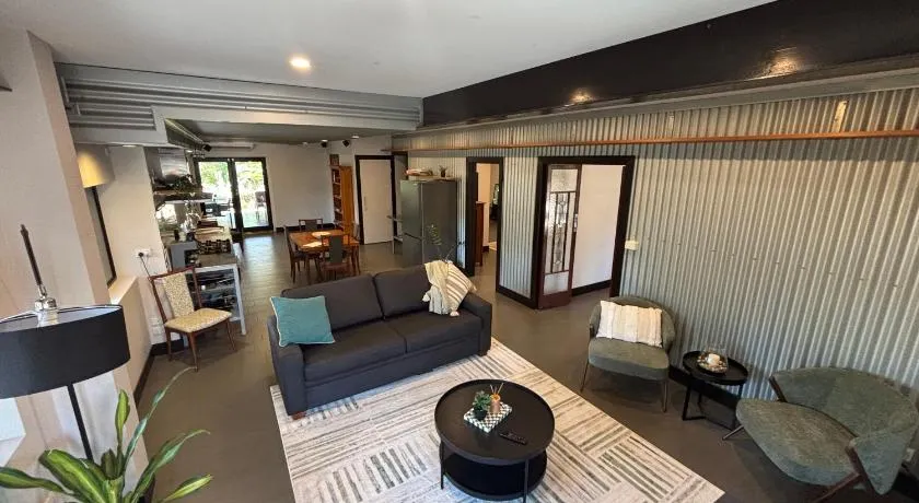 24 Elizabeth - Image 1