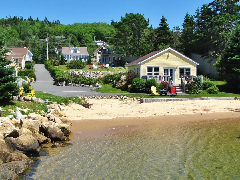 Larinda's Landing Oceanfront Cottages - Image 1