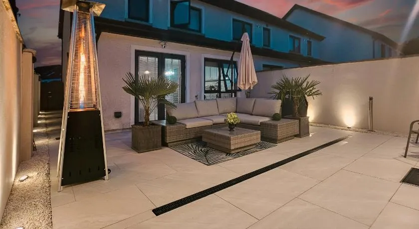 Alex Court - Image 1