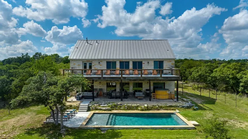 The Point Serene Hill Country Views with Pool & Hot Tub - Image 1