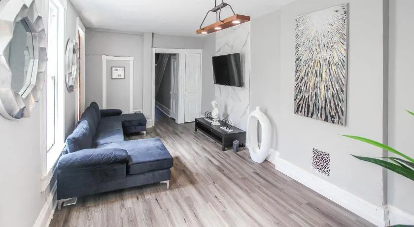 ☆☆ Modern Coed Dorm in Reading ☆☆ - Image 1