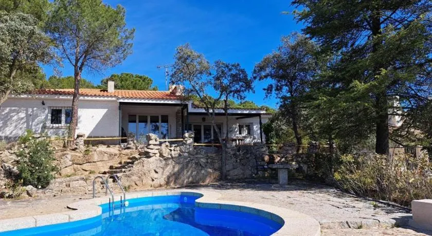 Chalet con piscina en Torrelodones - Image 1