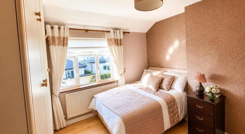 Private Double Room - 3-Min Walk to Luas - Kilmainham, Heuston - Free Parking - Image 1
