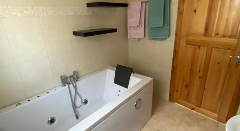 Rockside Villa Cashel Sleeps 6, Jacuzzi Bath, Walk to Rock of Cashel - Image 1