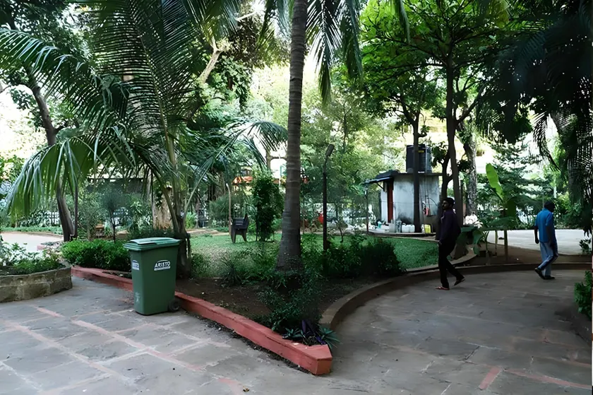 Hotel Golden Hayyath Inn - Image 1