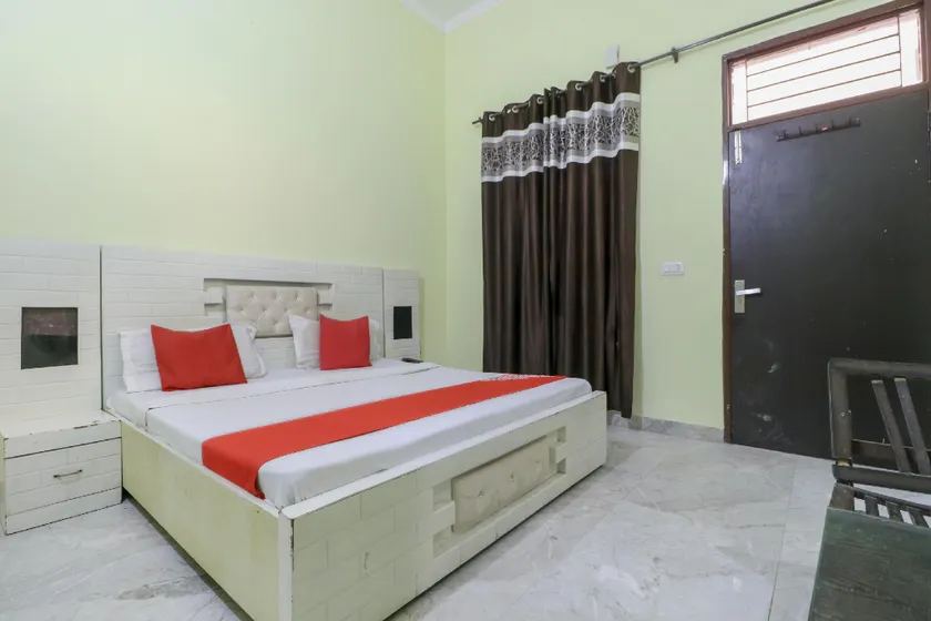 OYO 28205 Hotel Moonlight - Image 1