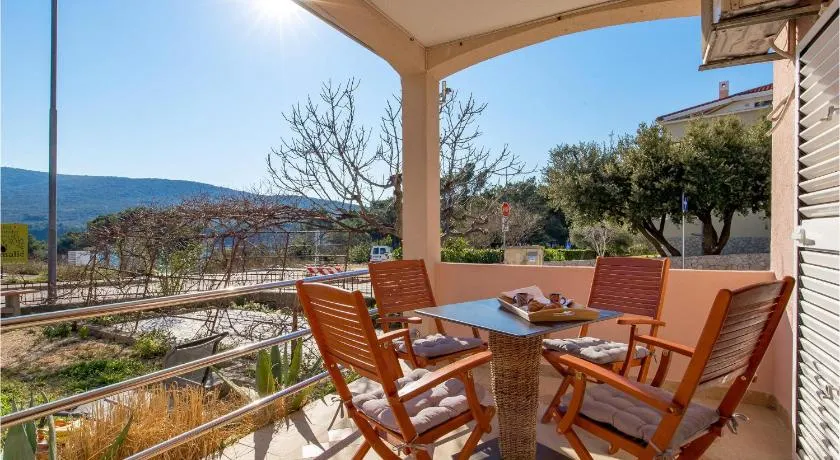 2 Bedroom Cozy Apartment In Cres - Image 1