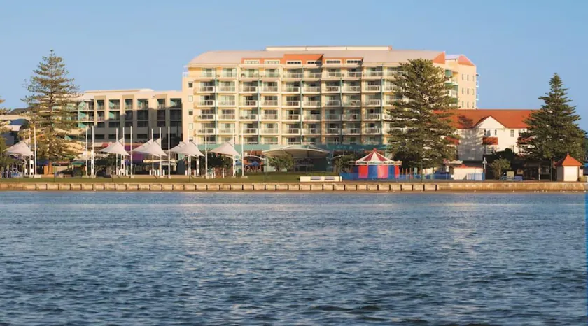 Panoramic Waterviews! One Bedroom Apartment - Image 1