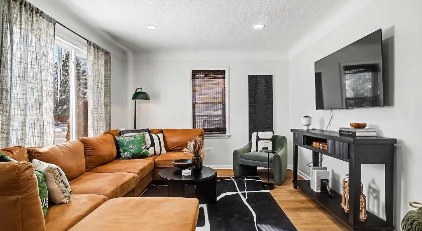 Comfortable 3BR home with workspace & parking - Image 1