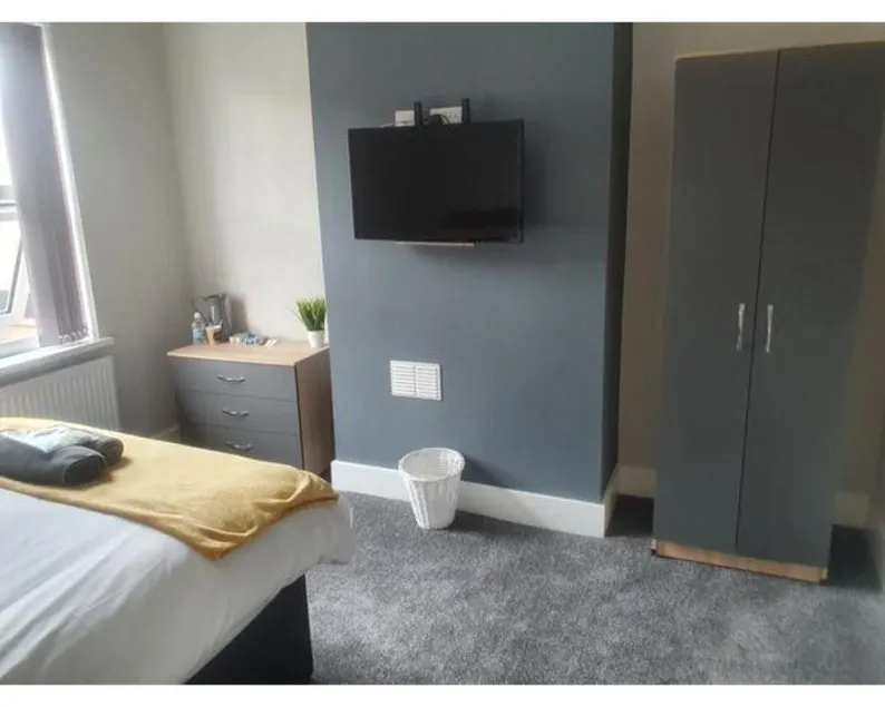Townhouse @ 11 Nicholls Street Stoke - Image 1