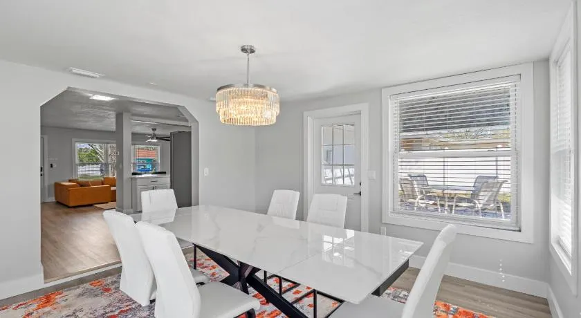 Palms Retreat in Central Largo - mins to the Sand! - Image 1