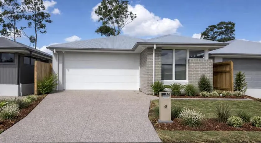 Modern 4-Bedroom Home in Pallara - Free Parking Close to Brisbane - Image 1