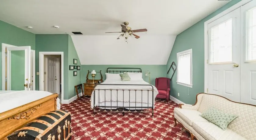 New Kid in Town - King Bed & Sofa Bed - Sleeps 2-4 - Image 1