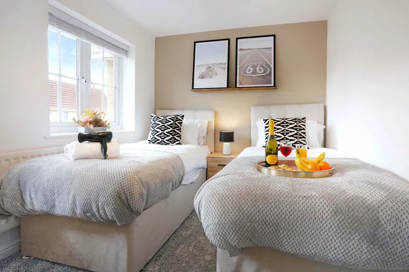 Stylish House - Close to City Centre and Luton Airport - Free Parking, Super-Fast Wifi, Garden and Smart TV with Netflix by Yoko Property - Image 1