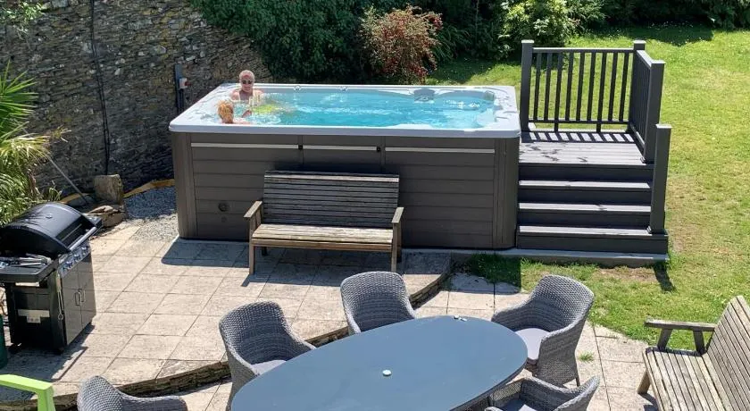 Polean Farm Old Farmhouse - With Large Jacuzzi, Games Room, Near the Sea and with Free Access to a Nearby Pool - Image 1