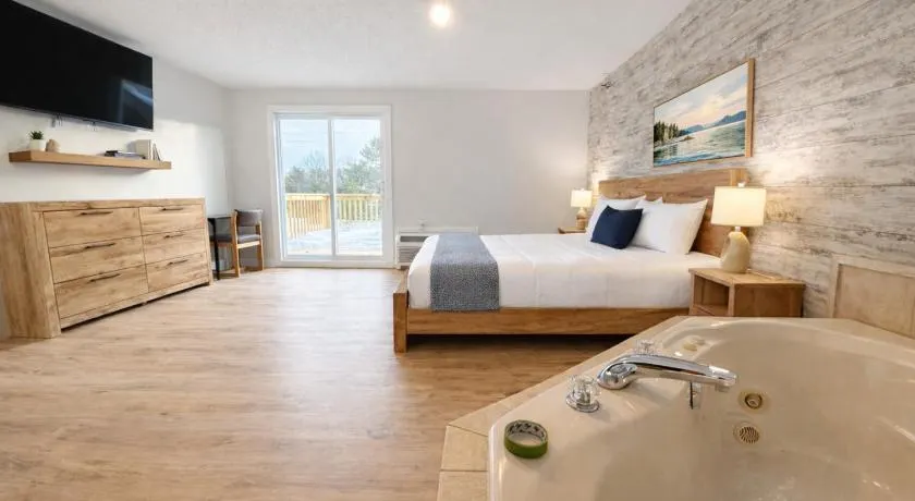 King Bed, Jacuzzi, Private Balcony by Gull Lake - Image 1