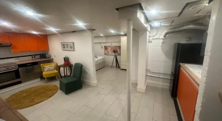 Studio Retreat and Private Garden with Own Entrance - Image 1